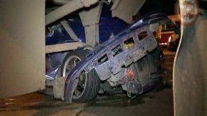 Sedán queda incrustado debajo de camión cisterna
