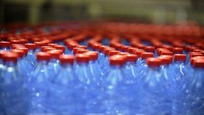 Un pueblo de EEUU prohíbe vender agua en botellas de plástico