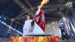 Llama olímpica rusa ilumina el monte Elbrus