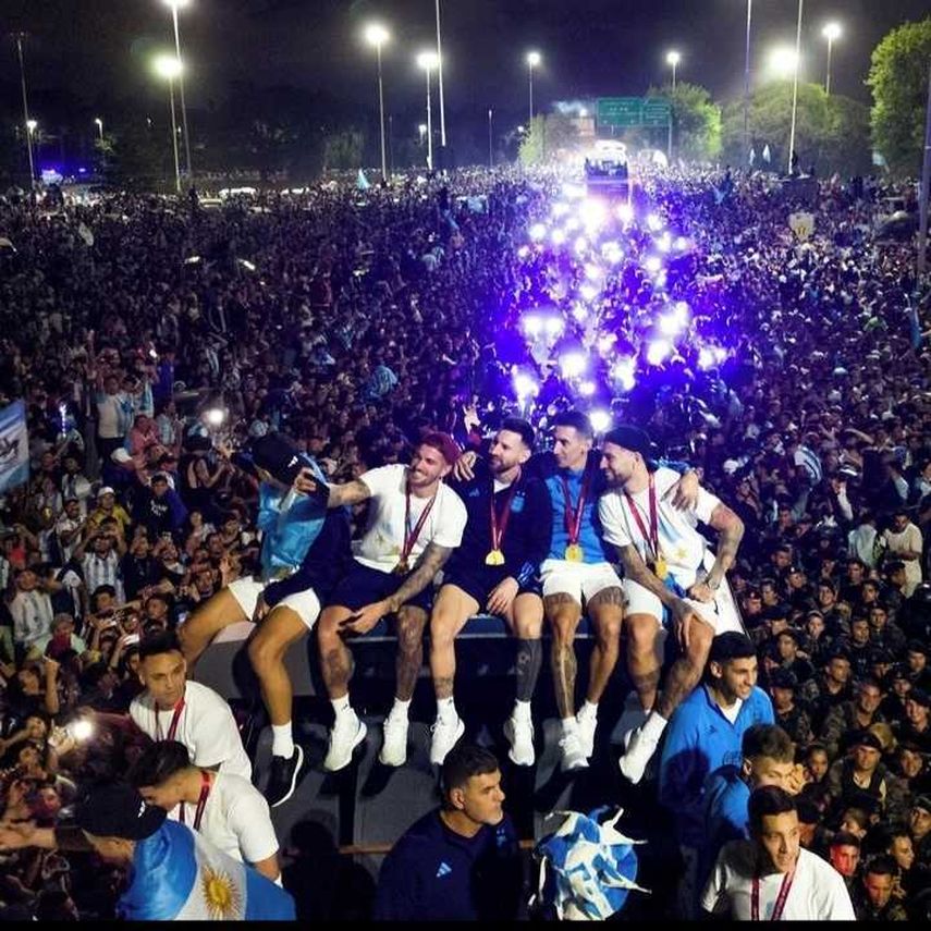 Jugadores de la selección en la celebración en la madrugada del martes 20.