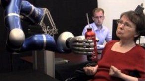 Una mujer paralizada mueve con su cerebro un brazo robótico