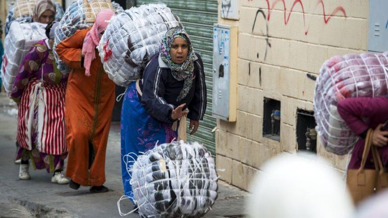 Entre Marruecos y Ceuta, la labor agotadora de las mujeres mulas