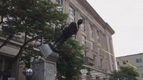 Manifestantes derrumban estatua de Confederación en Carolina del Norte