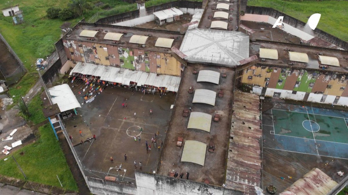 Policía dice que recapturó a 200 fugados tras riña mortal en cárcel de Ecuador