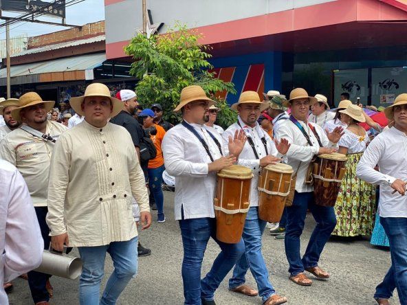 Tamboritos llenan de alegría las calles en sus tradicionales festivales. Tamboritos llenan de alegría las calles en sus tradicionales festivales.