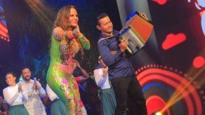 Samy y Sandra Sandoval se preparan para la tradicional amanecida en Los Uveros