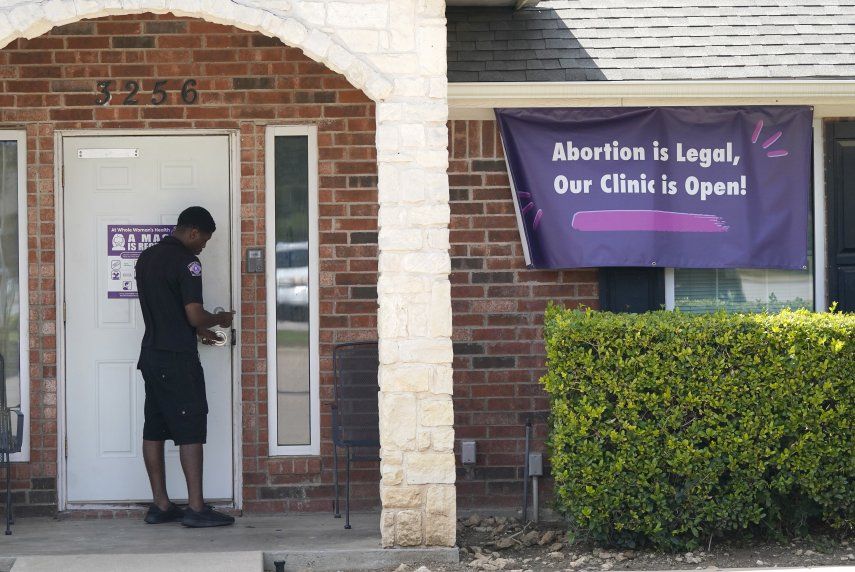 Entra en vigor en Texas prohibición de mayoría de abortos
