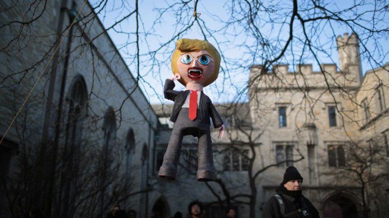 Cierran escuela después de que reventaran piñata de Trump