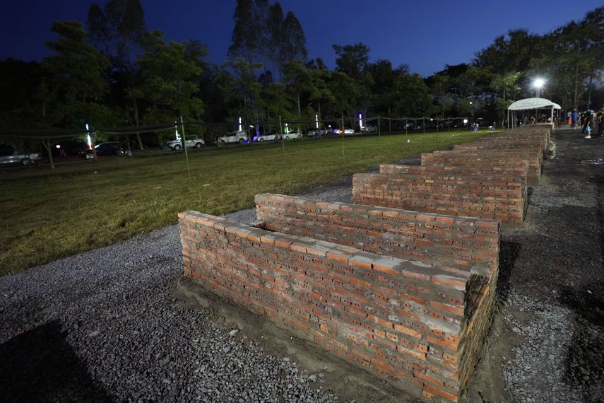 La policía identificó al perpetrador de la masacre como Panya Kamrap