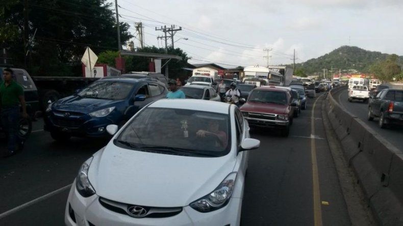 Policías jubilados cierran en La Chorrera, exigen aumento
