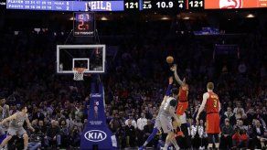 Hawks sorprenden 123-121 a 76ers con tiro final de Collins