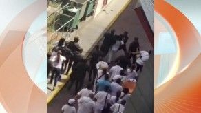 Técnicos de enfermería se enfrentan con antimotines Técnicos de enfermería se enfrentan con antimotines