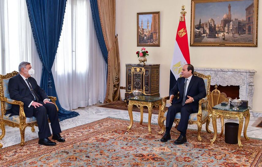 El presidente de Egipto Abdel Fatá el-Sisi y el presidente de la Corte Suprema Constitucional de Egipto
