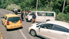 Colisión y vuelco deja varias personas heridas en vía al Puente de Las Américas