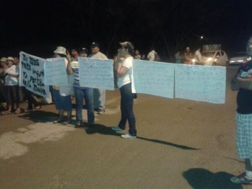 Moradores de Caimitillo cierran vía y exigen reparación de calles