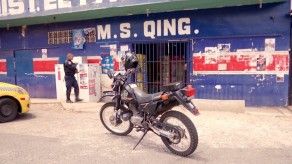 Delincuentes asaltan minisúper en La Chorrera, dos heridos