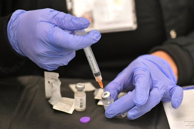 Una enfermera prepara una dosis de vacuna anticovid de Pfizer.
