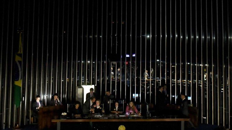 Agitada sesión del Senado brasileño para aprobar reforma laboral de Temer