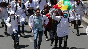 Una marcha pide la libertad de un médico en un polémico proceso en Bolivia