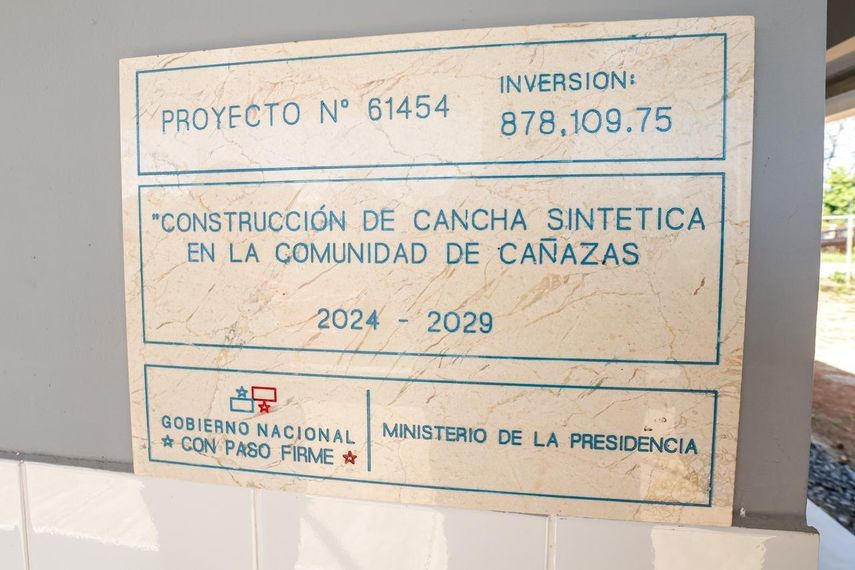 La cancha es de grama sintética, con dimensiones de 45 x 90 metros. La cancha es de grama sintética, con dimensiones de 45 x 90 metros.