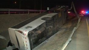 Conductor de un Metro Bus se vuelca en el Corredor Sur