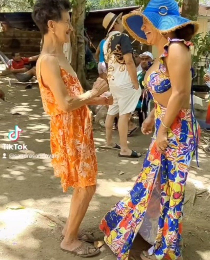 Sandra Sandoval conoce a La Tigrilla y hasta envuelve tamales junto a ella