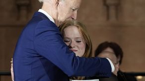 Biden, que era vicepresidente en la época de la matanza, recibió la orden del entonces presidente Barack Obama de encabezar las gestiones para ajustar las leyes sobre armamentos, pero fracasó.