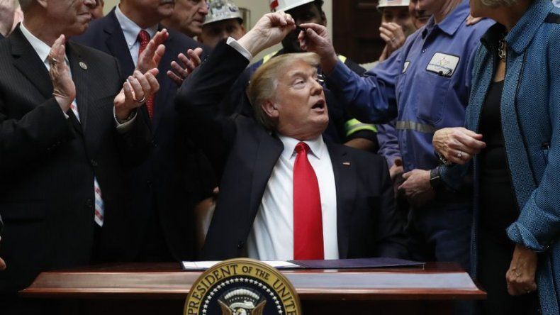 Un mes de la presidencia de Trump: agitación y tuits