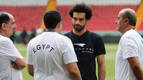 Salah se entrena en solitario bajo supervisión antes del debut en el Mundial