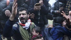 Desmantelan campamento de migrantes en Grecia