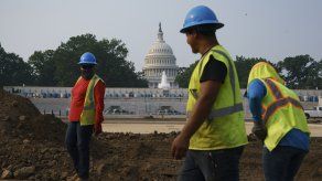 La encuesta resalta también que 8 de cada 10 demócratas, aunque apenas dos de cada 10 republicanos, aprueban la tarea de Biden en infraestructura.