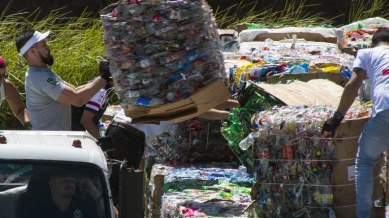 Costa Rica establece Récord Guinness por reciclaje de botellas plásticas