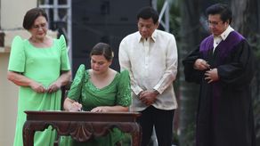 Sara Duterte prestó juramento en Davao, su ciudad de origen y donde era hasta ahora la alcaldesa.