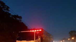 Camión colisiona contra jersey en Vía Centenario