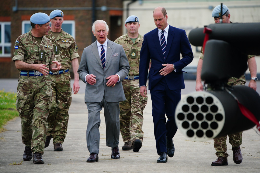 Rey Carlos III junto al príncipe Guillermo y cuerpo militar