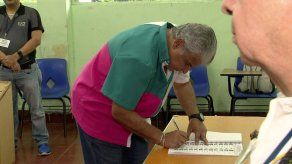 Mulino ejerce su voto en elección primaria presidencial de Cambio Democrático