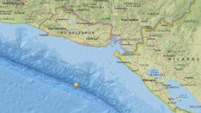 Alerta de tsunami tras potente sismo que remece la costa de El Salvador