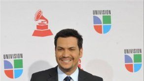 El salsero Víctor Manuelle presenta perfumes para ambos sexos