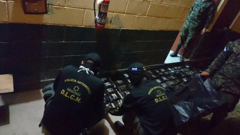 Recuperan cuerpos y cocaína de narcoavioneta accidentada en Honduras