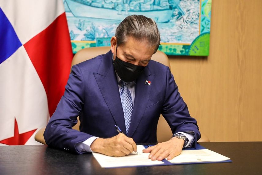 Presiedente Laurentino Cortizo le dio su aval a ley que permite la reelección a rectora de la Unachi por dos periodos más.