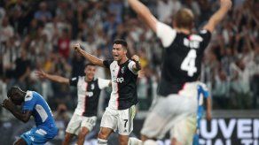 Juventus gana 4-3 al Nápoles en el descuento en un partido loco