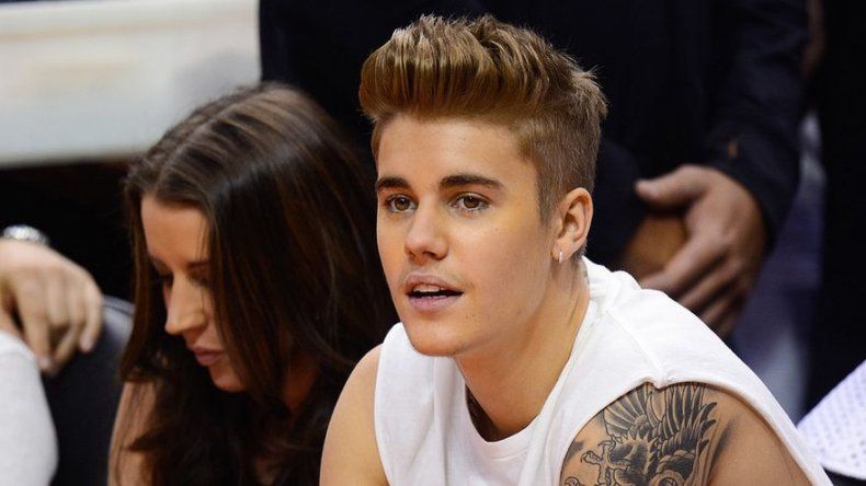 Justin Bieber se ríe del photoshop de sus fotos para Calvin Klein