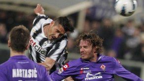 Juventus golea a Fiorentina y sigue a la caza del Milan