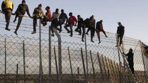 Unos 350 inmigrantes intentan entrar en Melilla