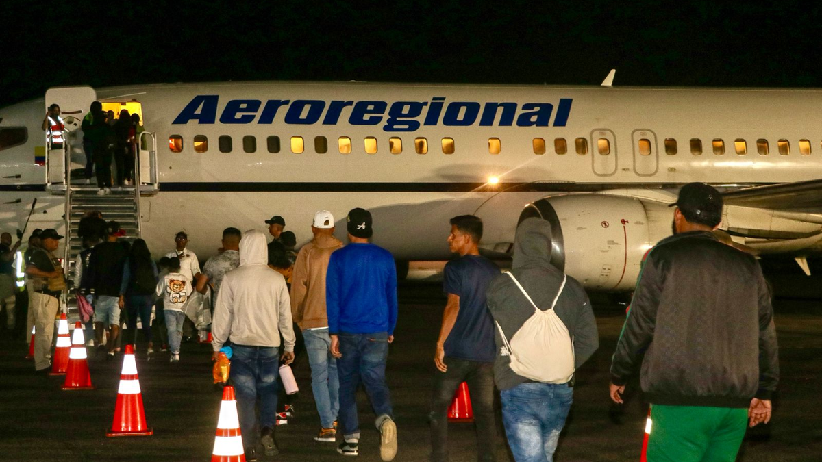 Más de 130 venezolanos retornan a Caracas en vuelo humanitario desde Panamá