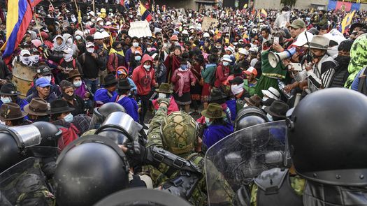 Los manifestantes se enfrentan a la policía cuando intentan llegar a la Asamblea Nacional en Quito, en el marco de las protestas lideradas por indígenas contra el gobierno.