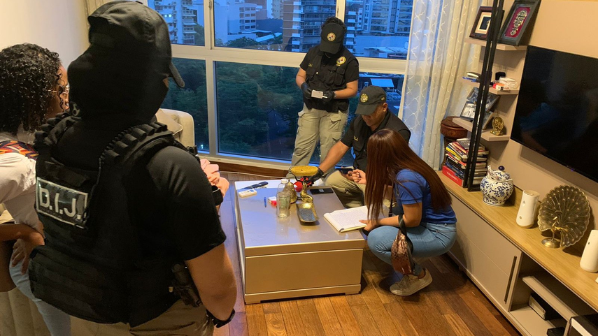 Momentos en que la Policía Nacional y la PGN realizan allanamiento tras aprehención de cuatro personas