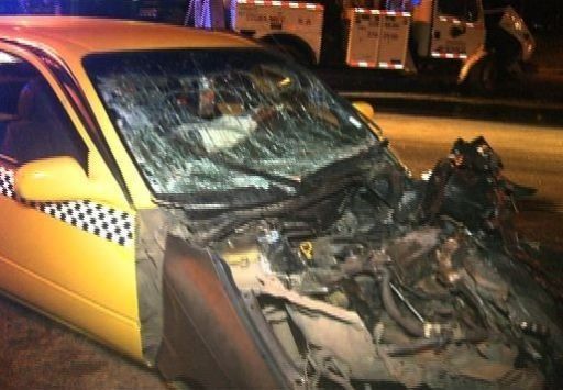 Taxista choca con camión y queda atrapado dentro del vehículo
