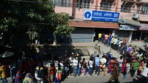 Contratar a alguien para hacer cola en el banco ya es posible en India