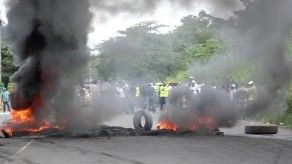 Colonenses cierran la  vía en Coco Solo, piden plazas de empleo